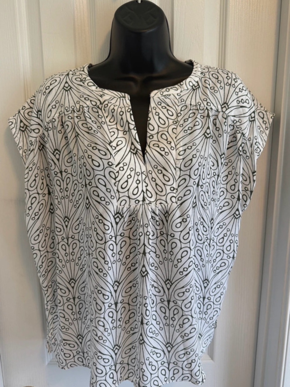 Loft Women’s White & Olive Green Patterned Short Sleeve Top